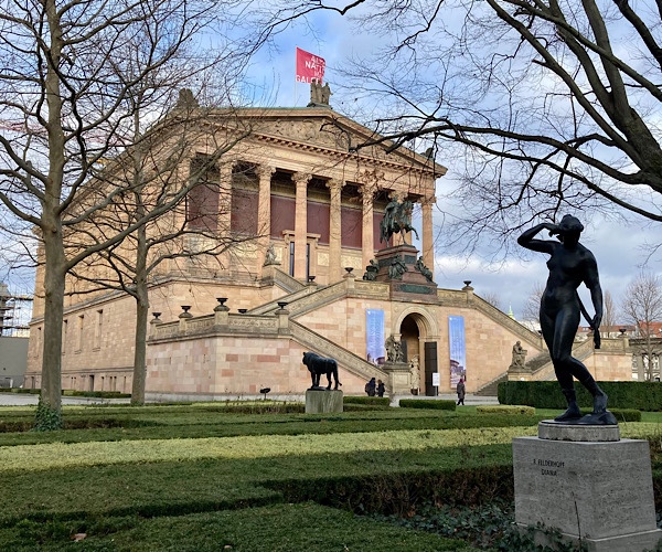 Alte Nationalgalerie Berlin mit Statue und Park