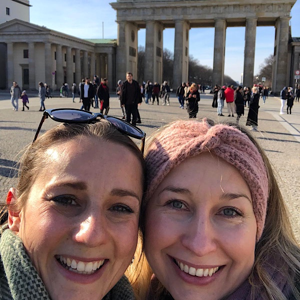 2 Frauen vor dem Brandenburger Tor in Berlin
